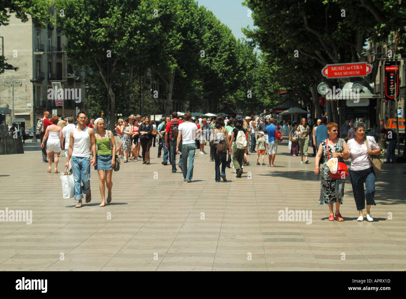 Les gens de Barcelone y compris les touristes à flâner le long de la bordée d'arbres Las Ramblas Banque D'Images