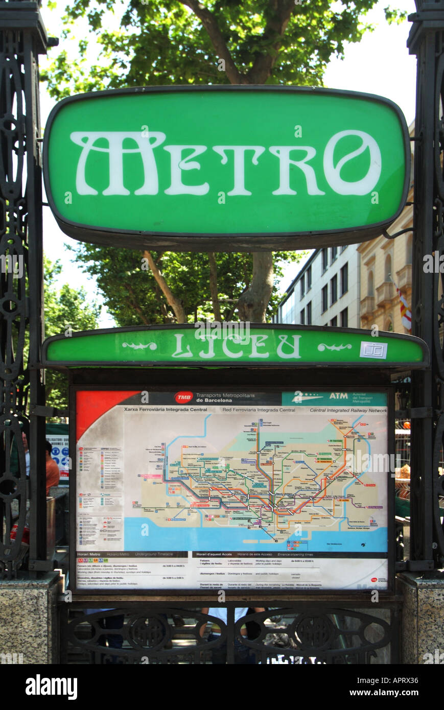 Historical Archival 2005 image de style ancien Green Las Ramblas Barcelona Metro Station signe du nom et carte routière ci-dessous en Espagne Banque D'Images
