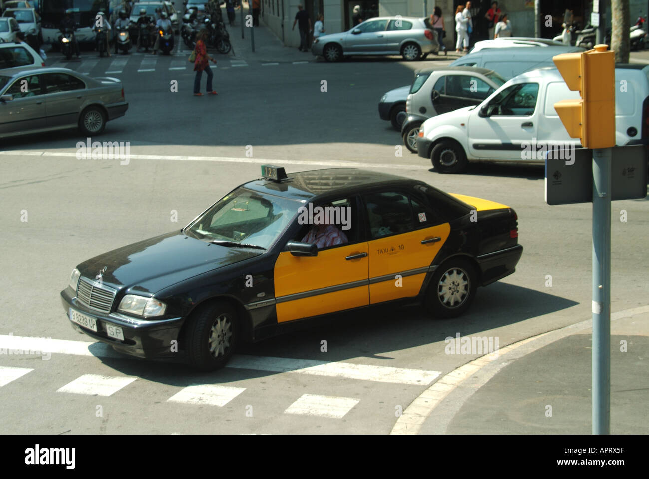 Vue d'en haut, vue sur Barcelone, taxi noir et jaune emblématique avec conduite de passagers dans la rue animée espagnole Catalogne Espagne UE Banque D'Images