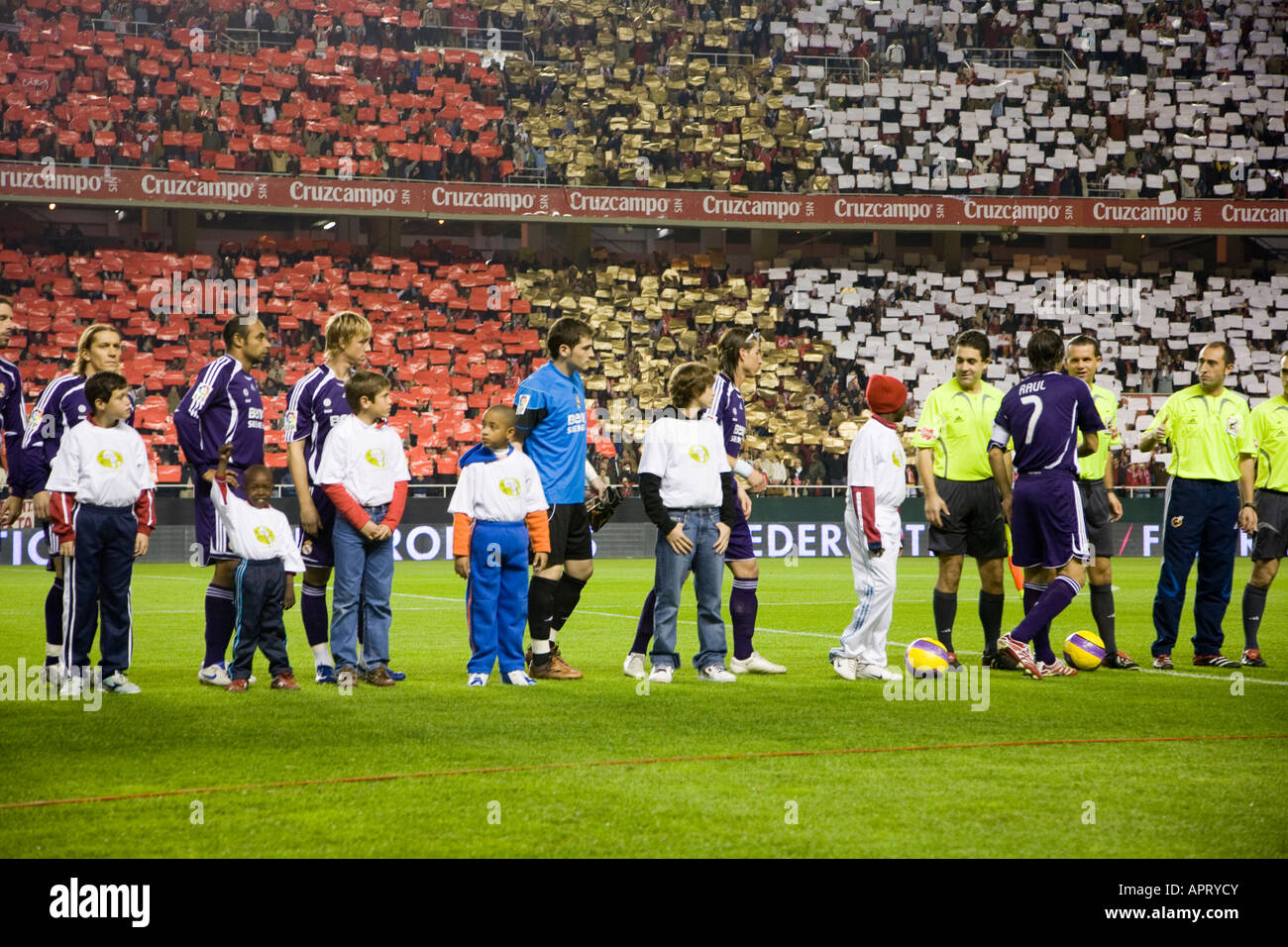 Les joueurs du Real Madrid, formant avec les enfants avant le jeu. Banque D'Images