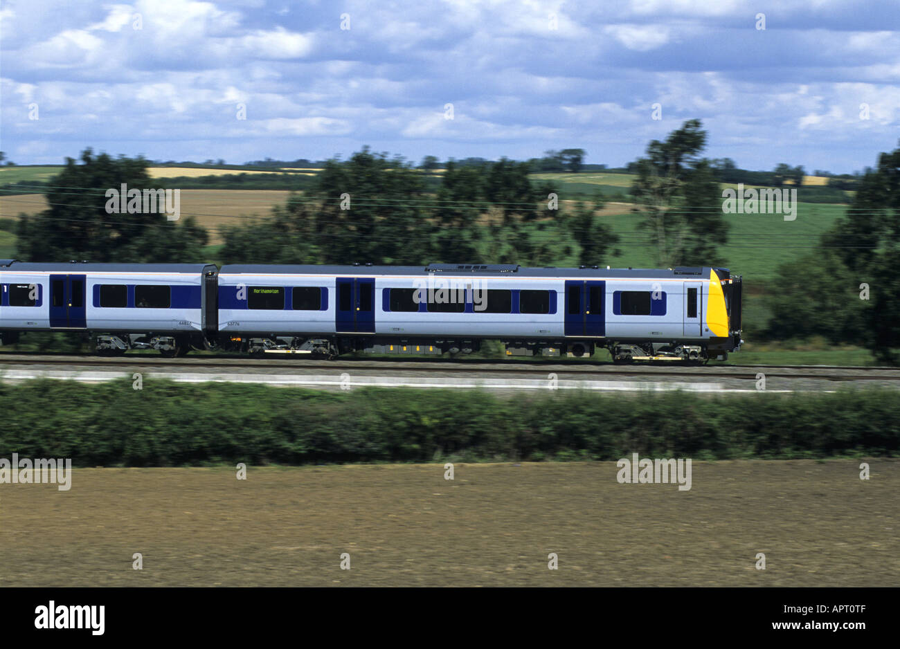 Les trains Desiro centrale classe 350 train électrique à grande vitesse entre Coventry et Rugby, Warwickshire, England, UK Banque D'Images