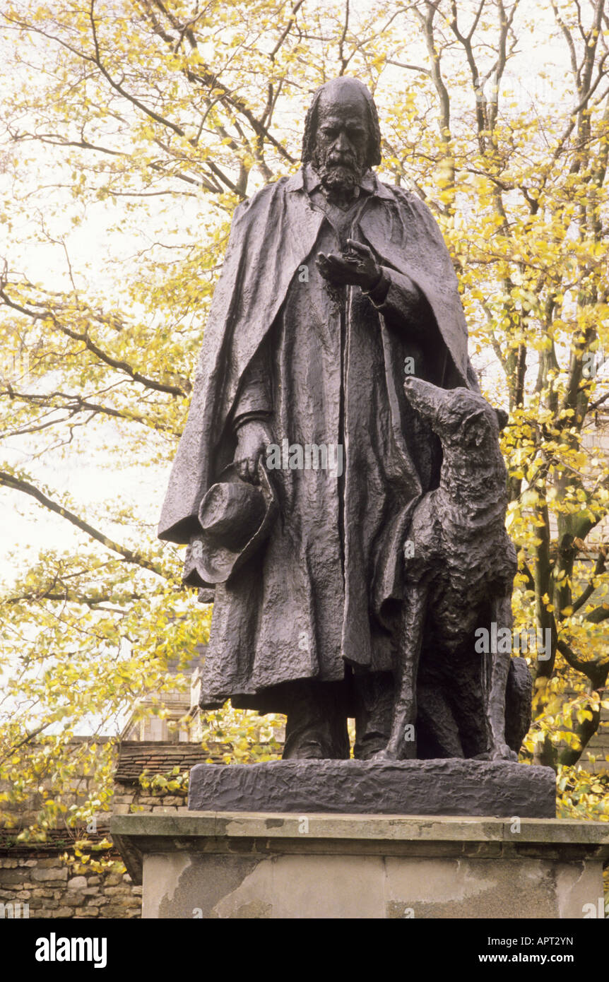 Tennyson Statue Monument Cathédrale de Lincoln cimetière tombe chien bronze Seigneur Alfred Lincolnshire England UK English poet poèmes Banque D'Images