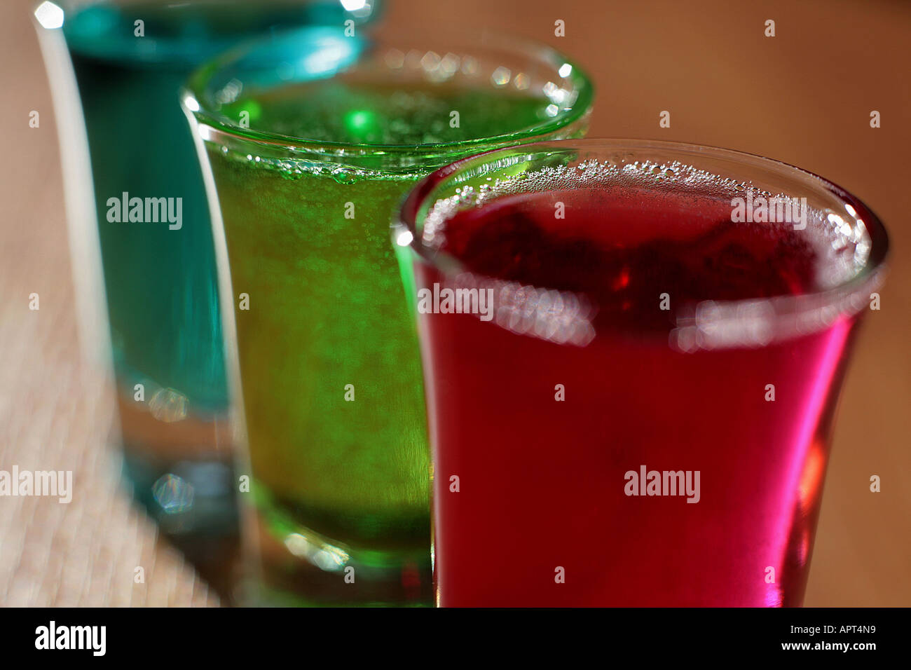Les liquides de couleur à 3 verres Banque D'Images