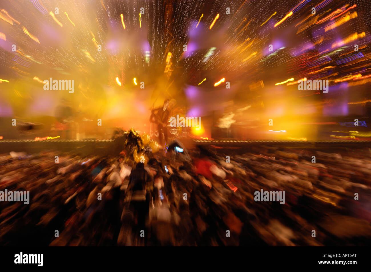 Rock groupe jouant sur une scène éclairée avec des lumières colorées Banque D'Images