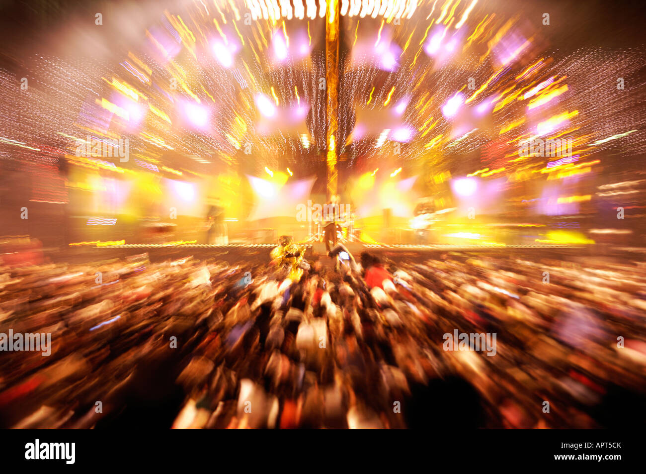 Rock groupe jouant sur une scène éclairée avec des lumières colorées Banque D'Images