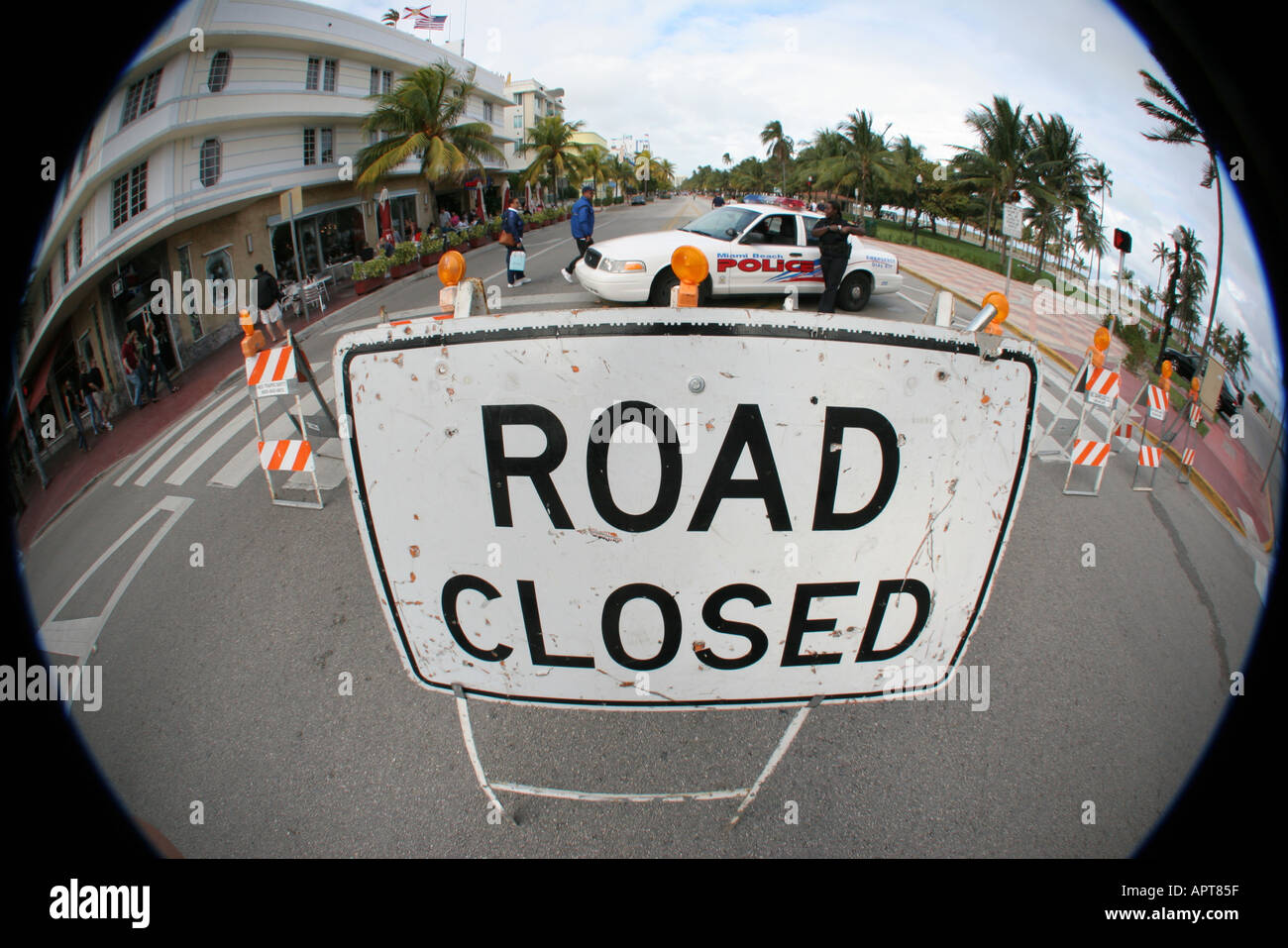 Miami Beach Florida,South Beach,Ocean Drive,information,message,annoncer,bannière,annonce,avis,route fermée,police,voitures de police,pêche Banque D'Images