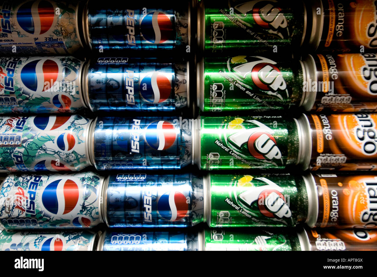 Les canettes de Pepsi empilés dans une armoire de refroidissement pour la vente Banque D'Images