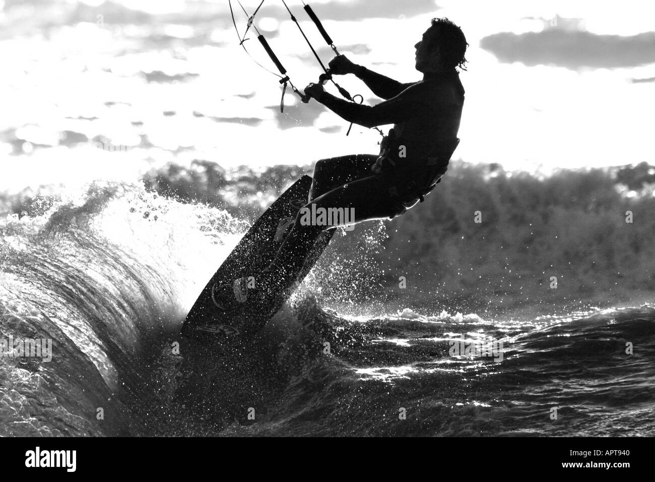 Le kitesurf sport extrême Compton Bay Ile de Wight Angleterre UK Banque D'Images