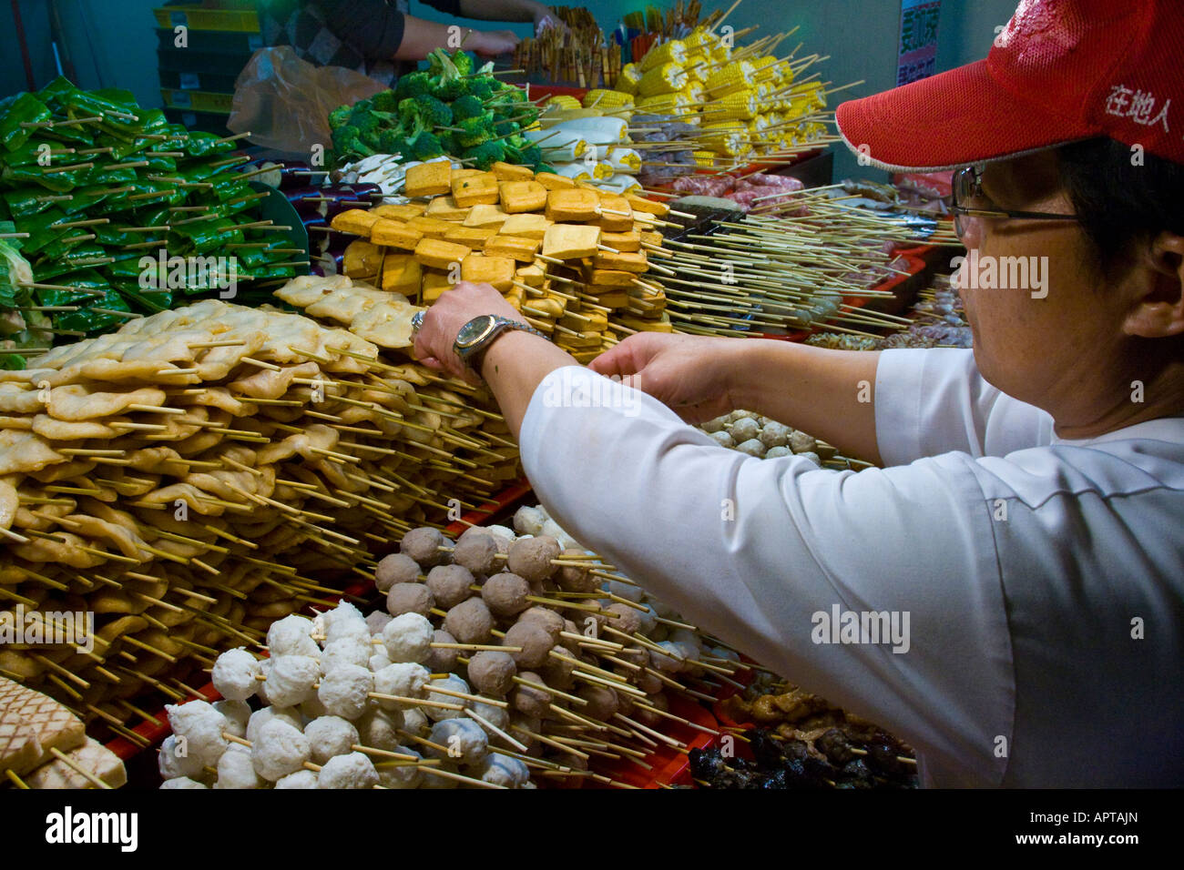La viande sur un bâton à un fournisseur d'aliments de rue dans un inTaipei marché Shi Lin Taiwan Banque D'Images