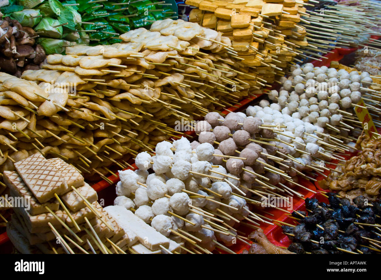 La viande sur un bâton à un fournisseur d'aliments de rue dans un inTaipei marché Shi Lin Taiwan Banque D'Images