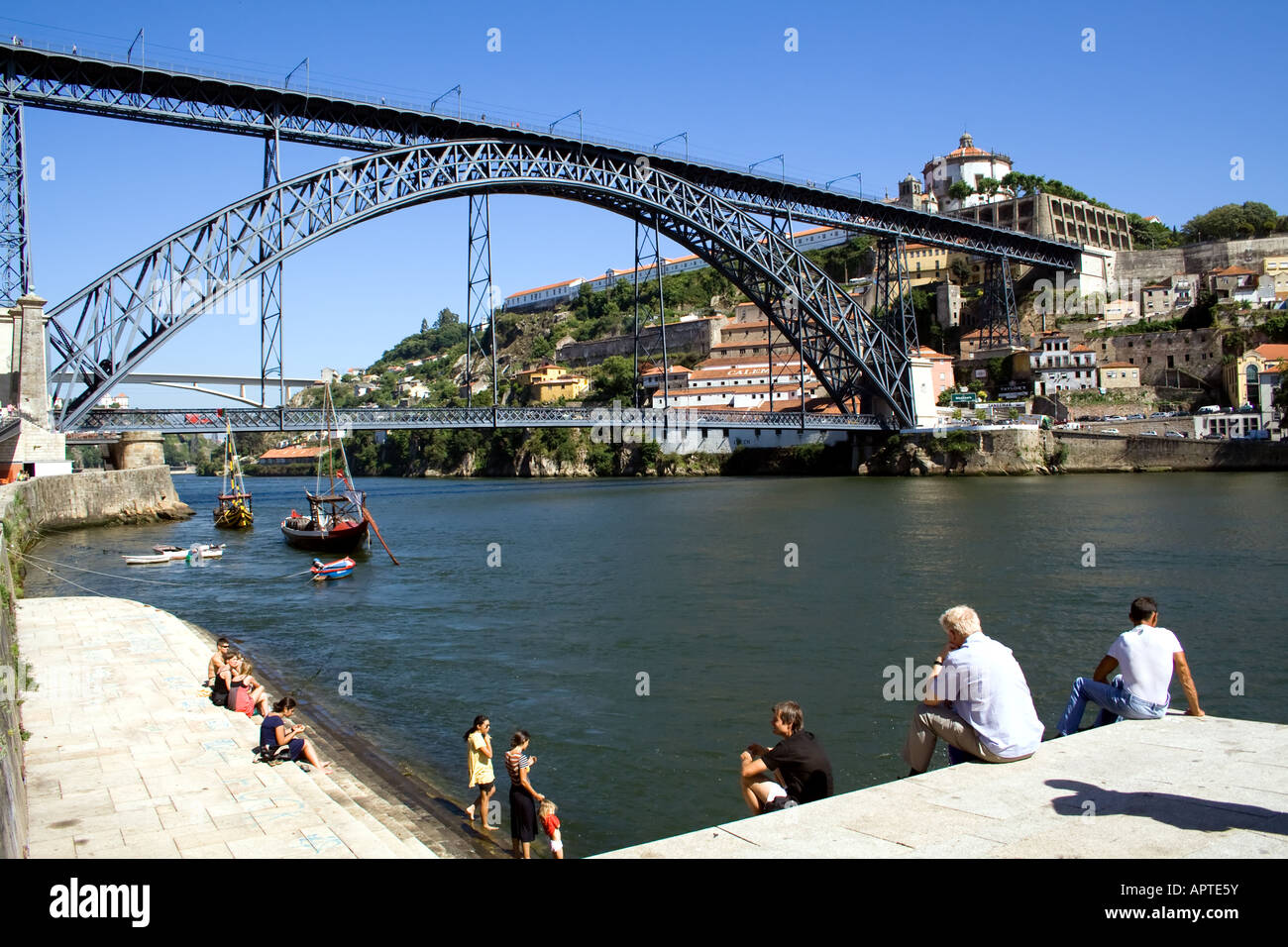 Les touristes et les habitants de soleil le long de la rivière Douro, près de la banque D. Luiz I Bridge à Porto, Portugal. Unesco World Heritage. Banque D'Images