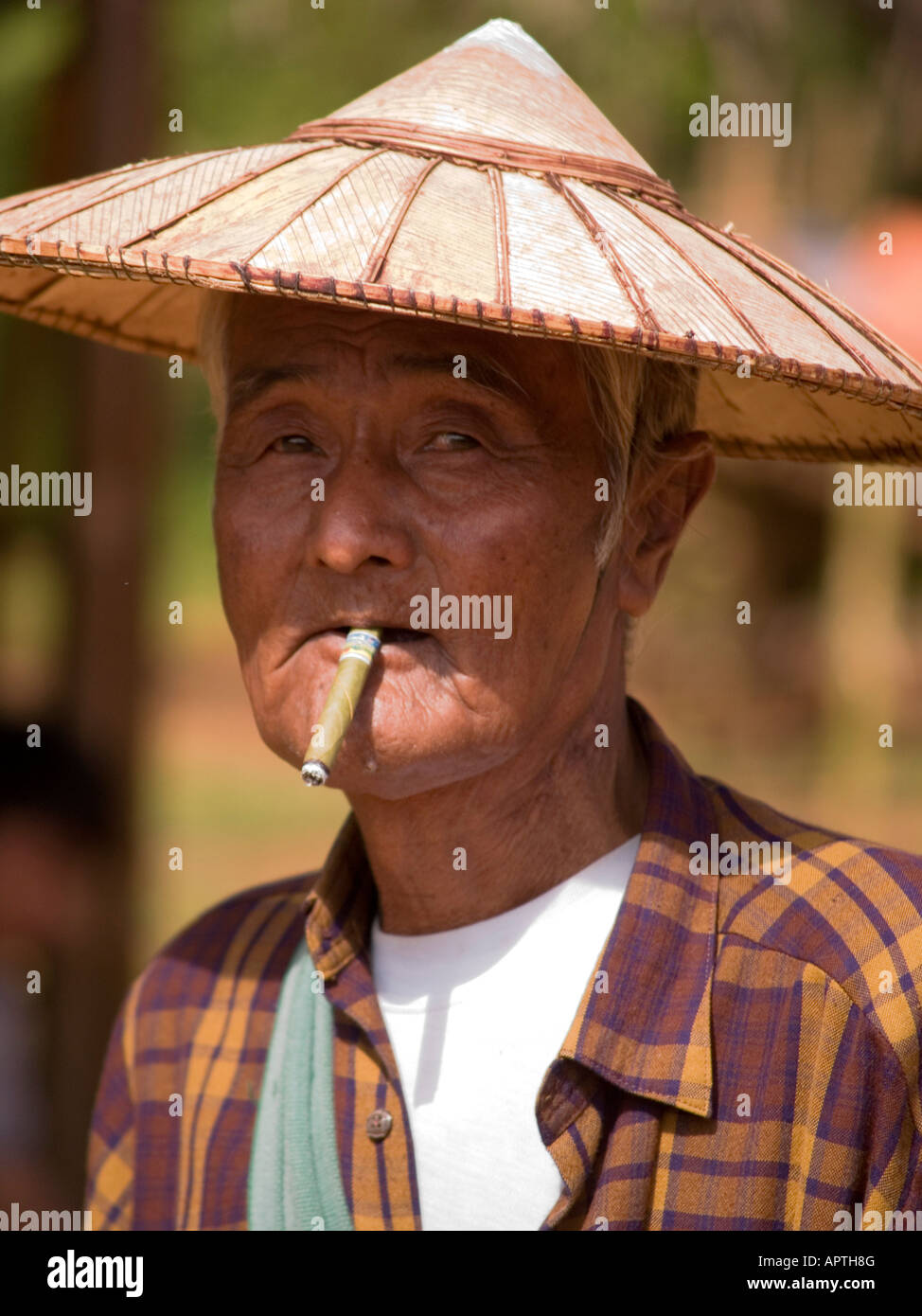 Shan man smoking a cheroot au Lac Inle au Myanmar Banque D'Images