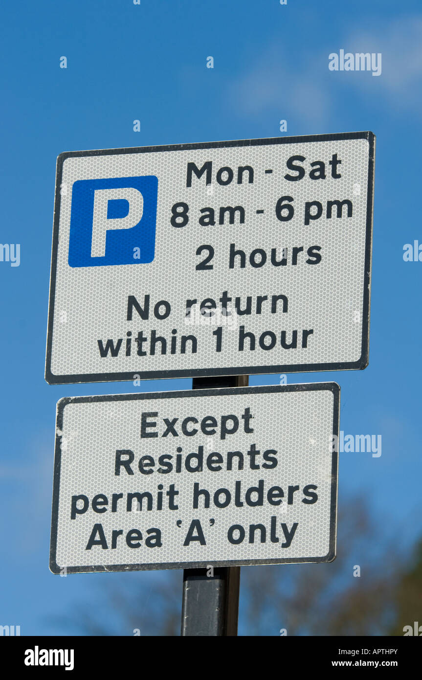 Restrictions de stationnement signer Farnham Surrey Banque D'Images