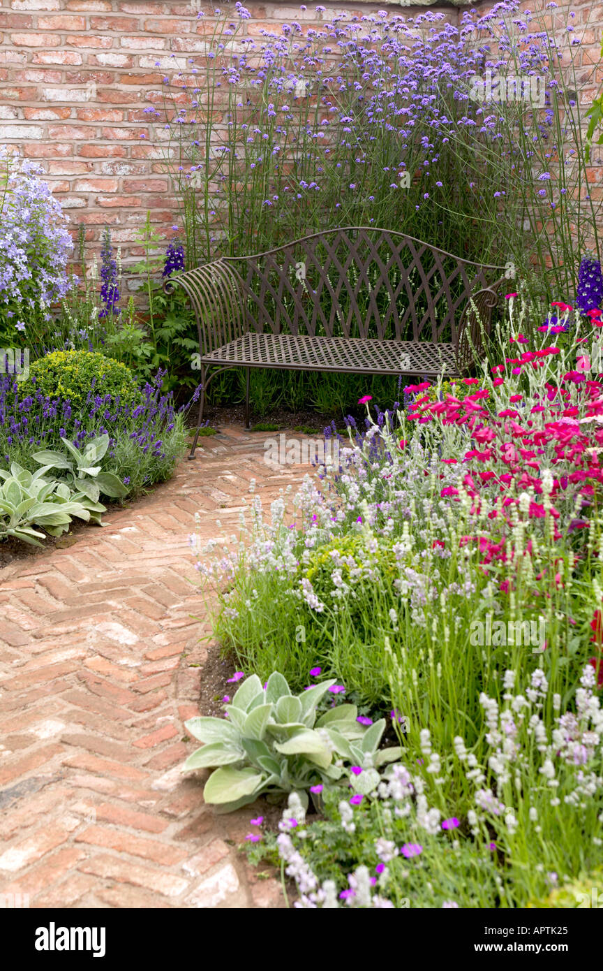 Flower Show brique herringbone Chemin de jardin avec banc en fer Banque D'Images