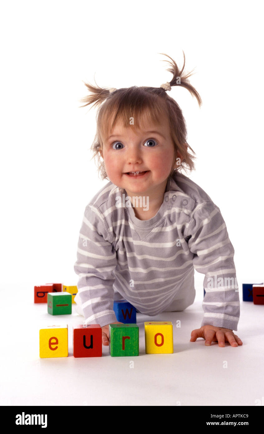 Petit enfant rend le mot Euro avec des briques Banque D'Images