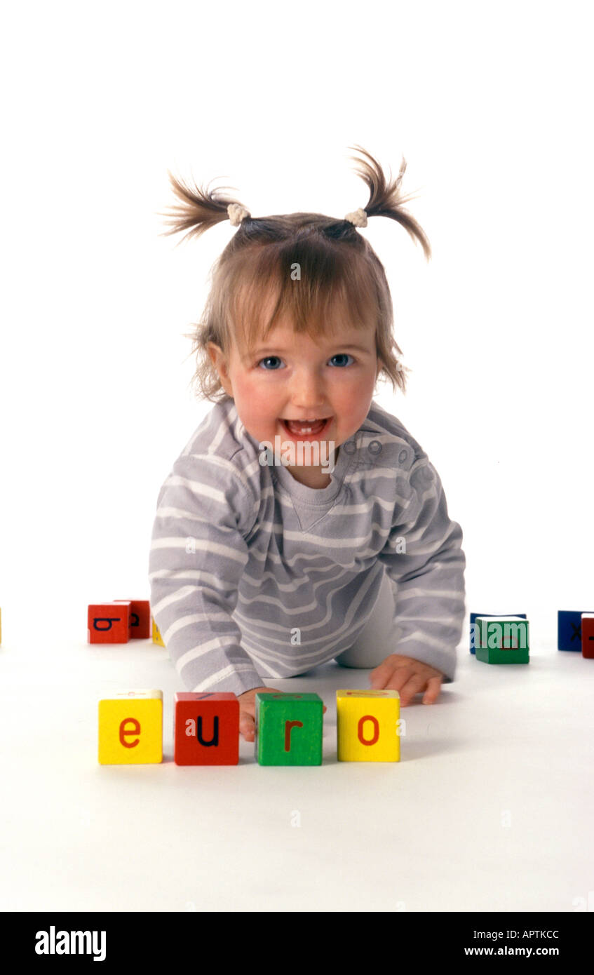 Petit enfant rend le mot Euro avec des briques Banque D'Images