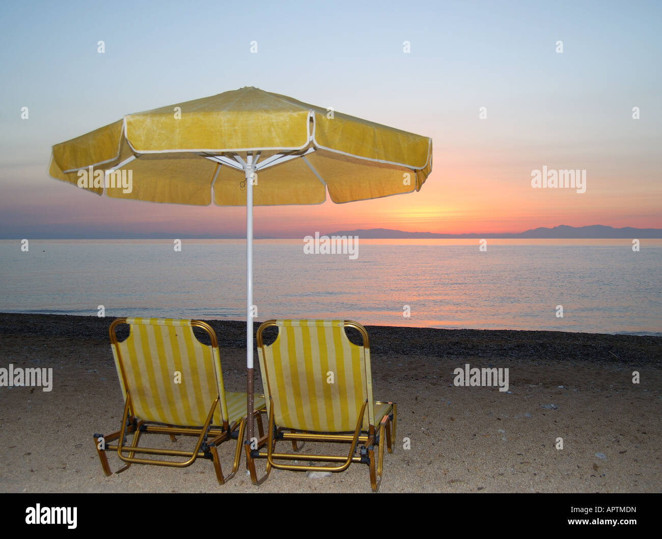 Chaises de plage à l'aube 3 plage de Skala drakaina Grèce nombre 2624 Banque D'Images