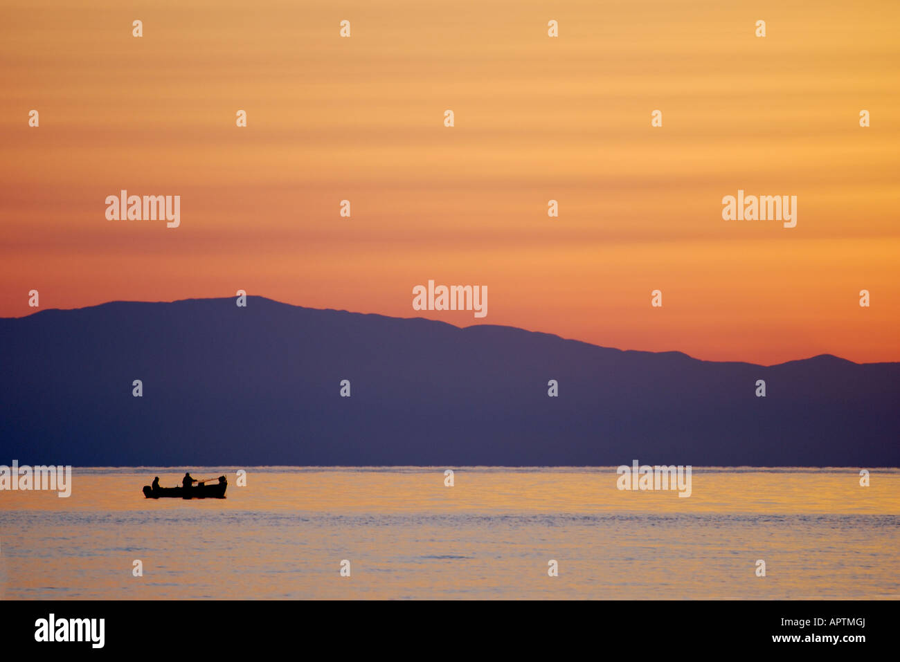 La silhouette du bateau de pêche dans l'aube lumière numéro 4 numéro 2628 drakaina skala Grèce Banque D'Images