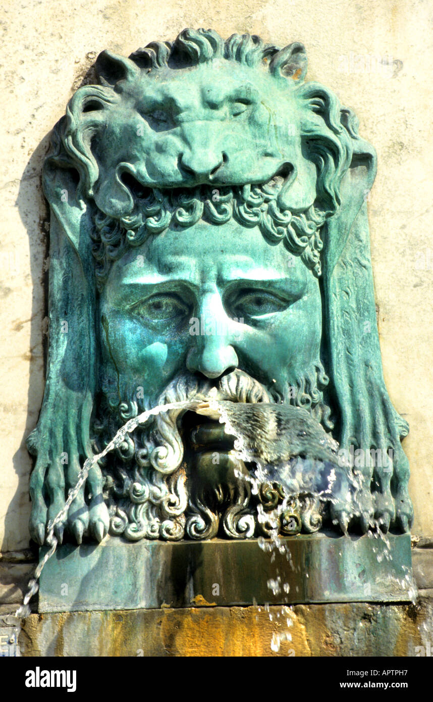 Masque de fontaine en bronze représentant Hercule à la Place de la République à Arles, France. Hercule mythologique portant la peau du lion de Némée avec vert-de-gris vert Banque D'Images