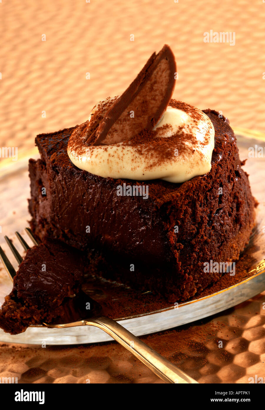 Tranche de chocolat tarte souris, éponge base avec topping de crème et couverte de cacao citron seul Banque D'Images