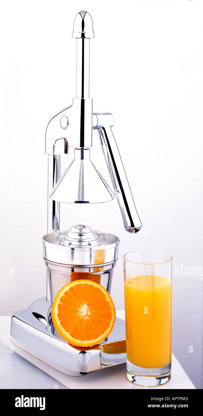 Fabrication Du Jus D'orange Dans La Machine De Presse-fruits Dans La  Cuisine Image stock - Image du désintoxication, générateur: 88843443