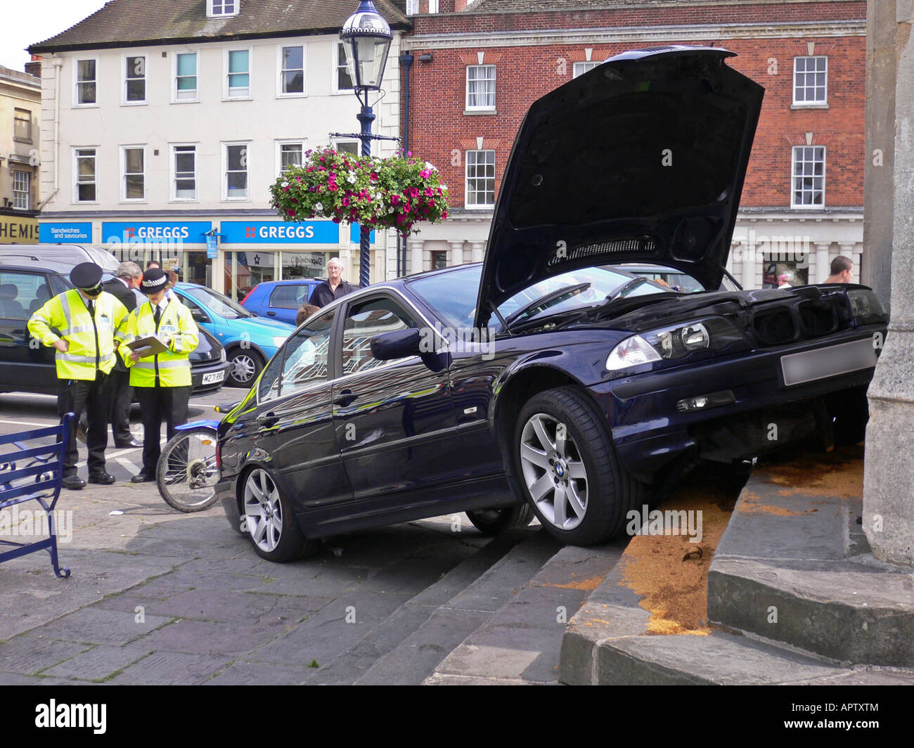 Voiture BMW s'est écrasé à Devizes Wiltshire UK UE Place du Marché Banque D'Images
