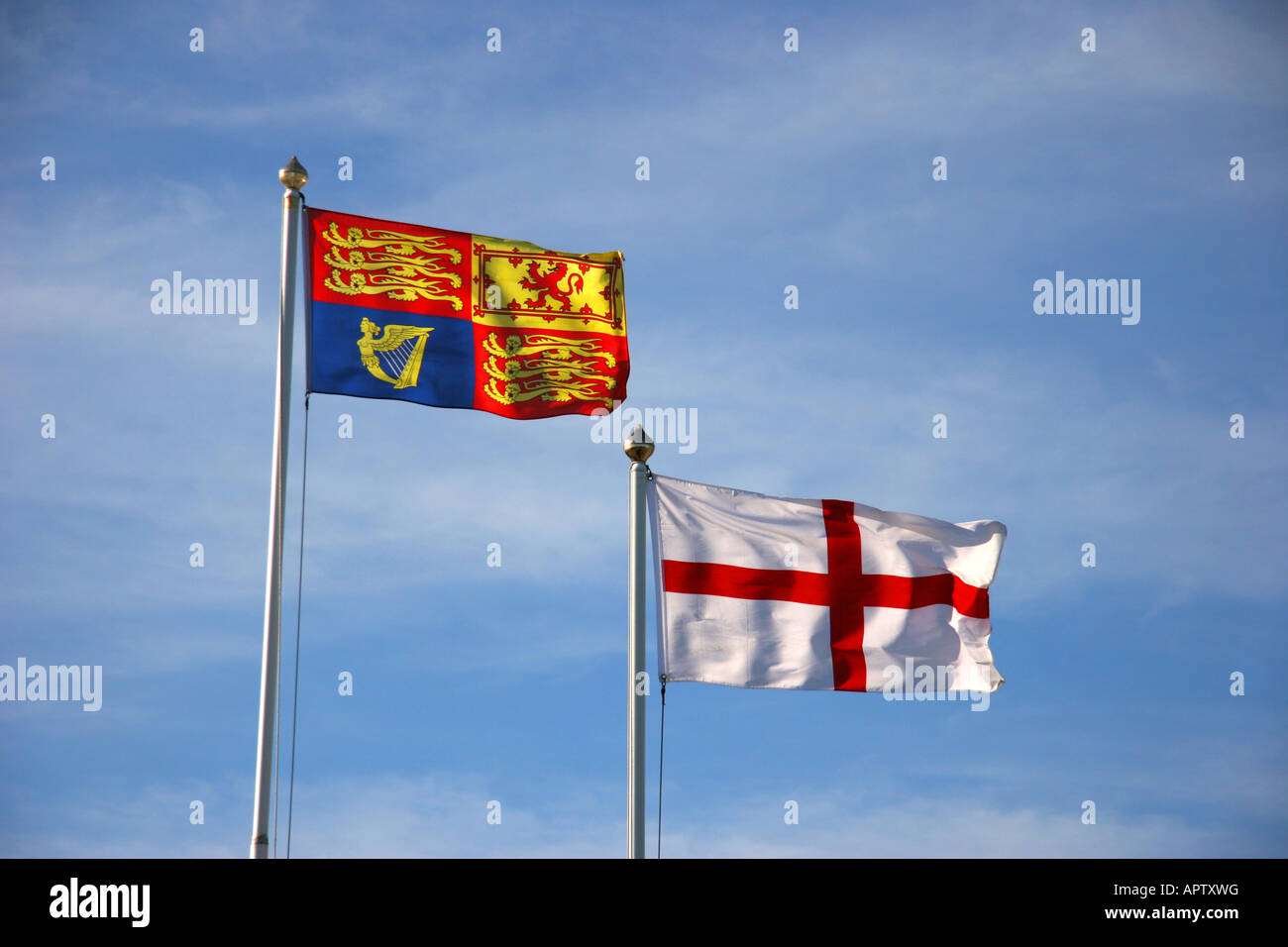 Royal Standard et St George Cross drapeaux Banque D'Images