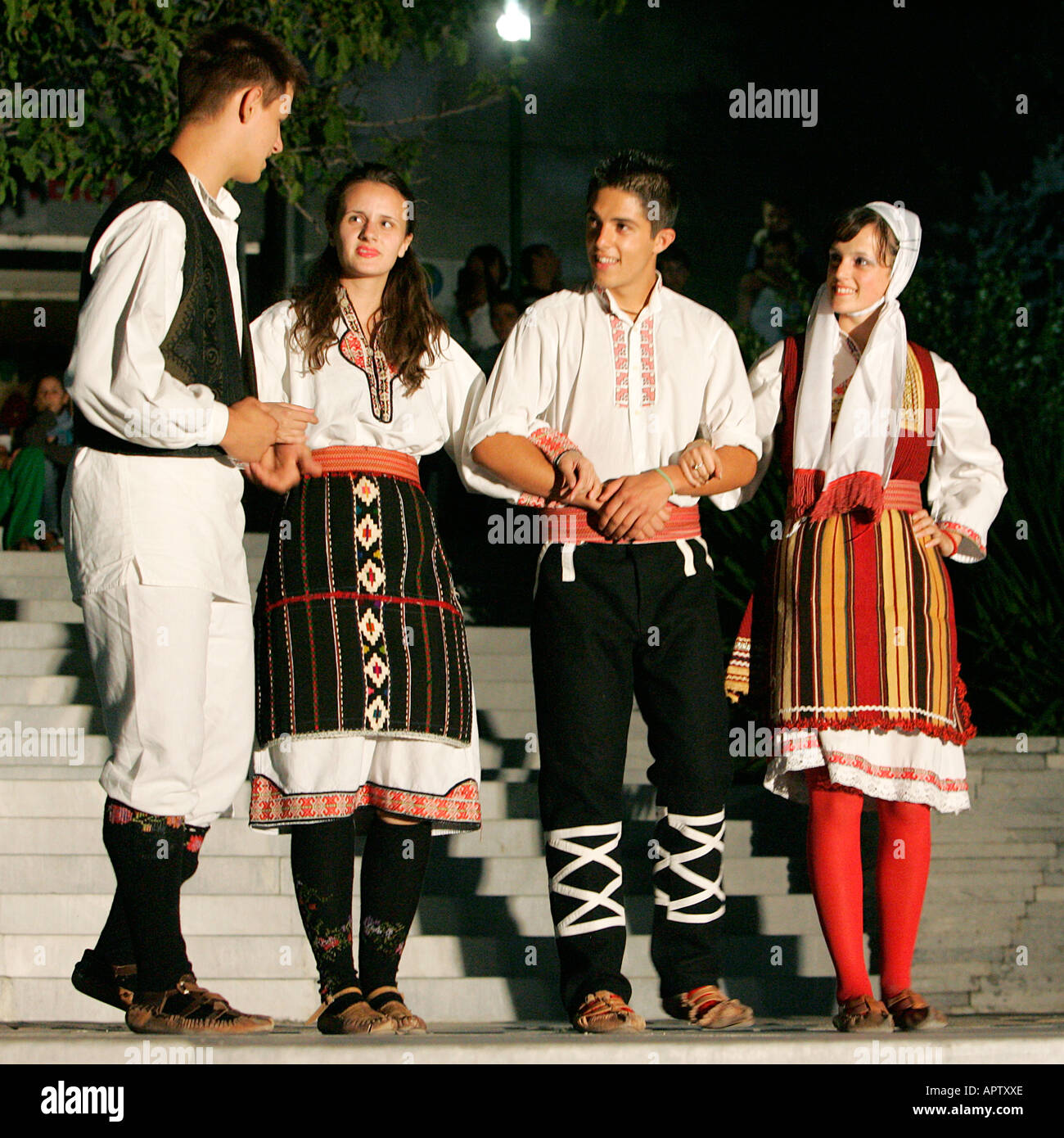 Costume folklore national jeune fille garçon danseurs danse instrument de musique drum performance sur scène posent rural printemps célébration Banque D'Images