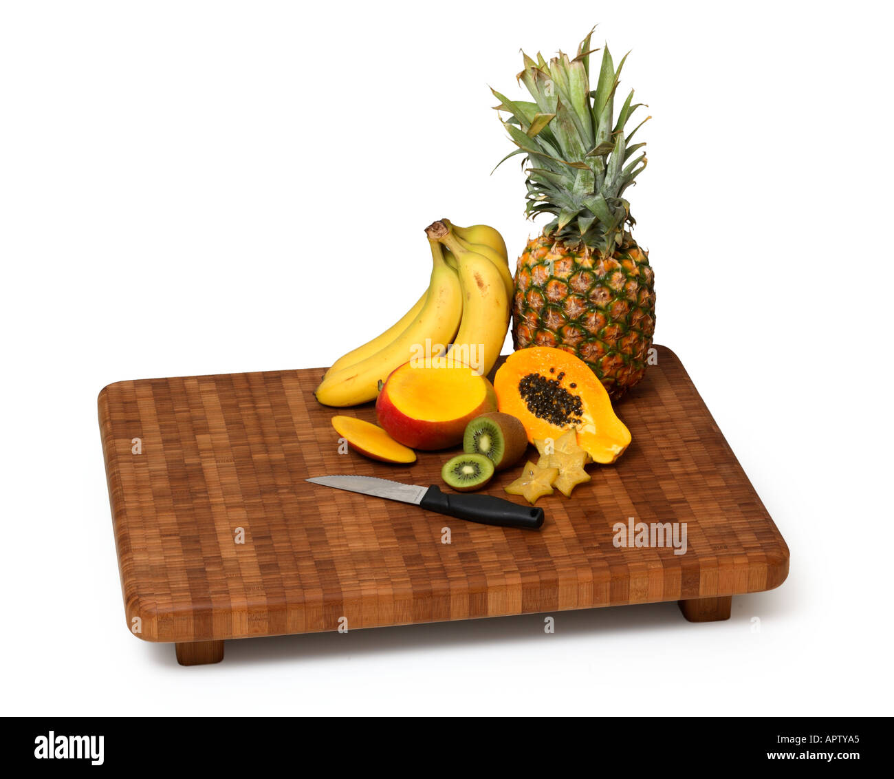Planche à découper en bambou avec couteau et de fruits tropicaux. Banque D'Images