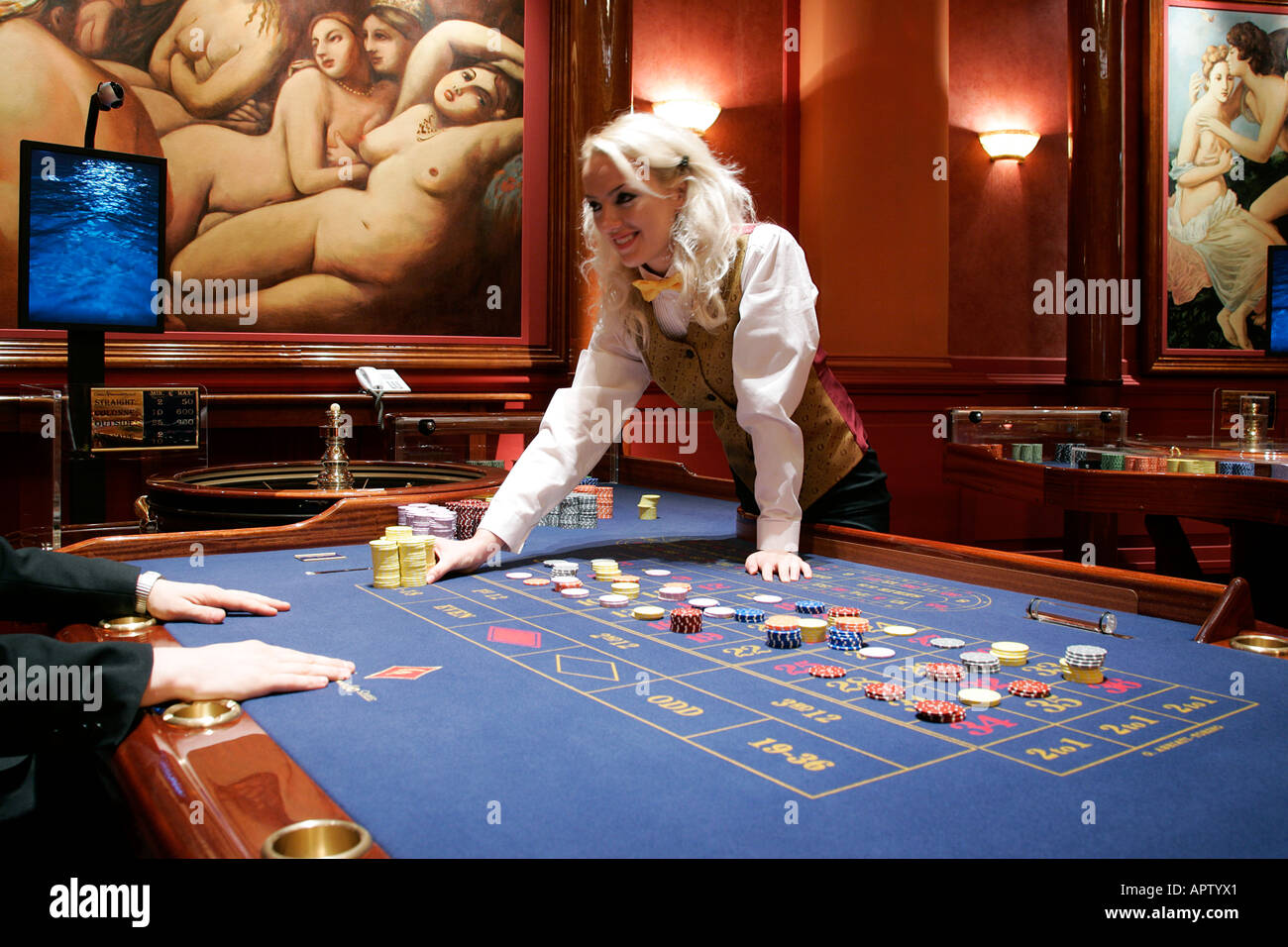 La roue de roulette de casino maison de jeu jouet jeux casinos engagent la dépendance de la roue de l'argent facile livre dollar ball Pari pari Banque D'Images