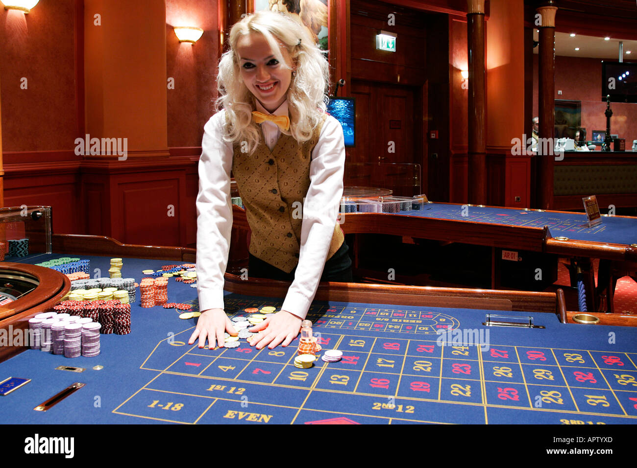 La roue de roulette de casino maison de jeu jouet jeux casinos engagent la dépendance de la roue de l'argent facile livre dollar ball Pari pari Banque D'Images