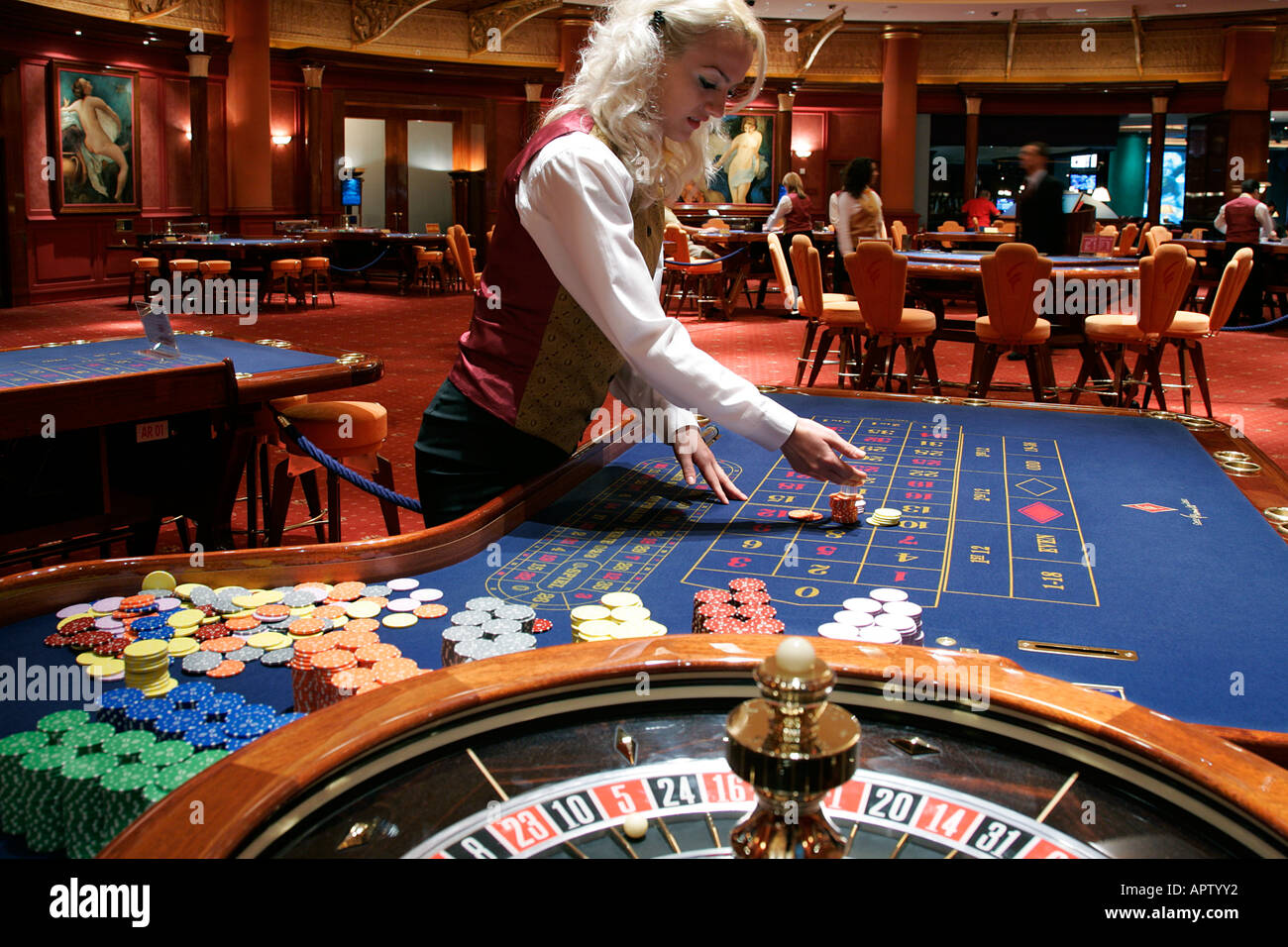La roue de roulette de casino maison de jeu jouet jeux casinos engagent la dépendance de la roue de l'argent facile livre dollar ball Pari pari Banque D'Images