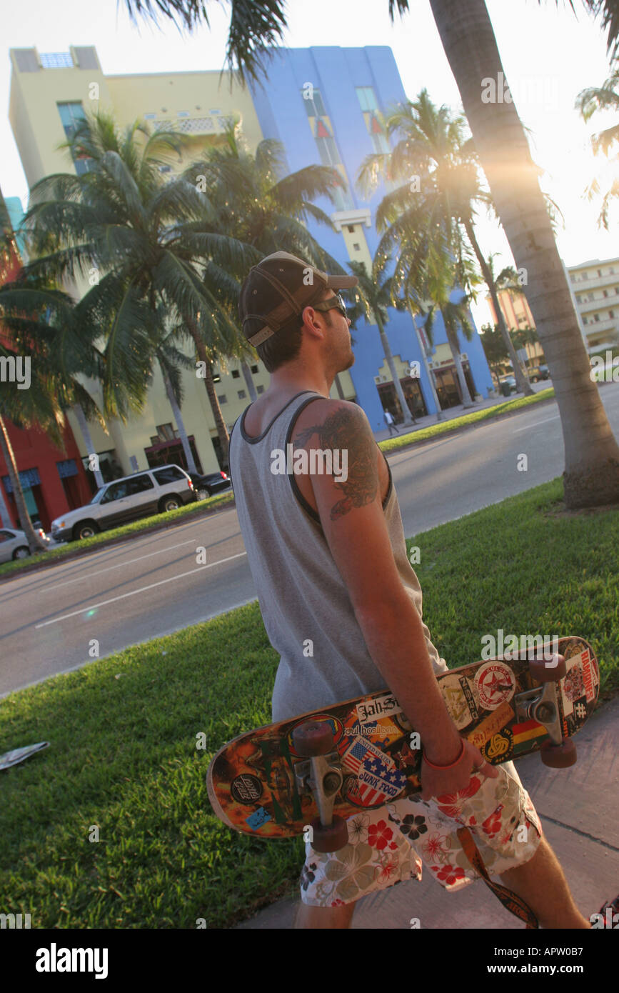 Miami Beach Florida,Fifth Street,adulte adultes homme hommes,skateboarder,tatouage,art du corps, peau,permanent,identité,les visiteurs voyage excursion Banque D'Images
