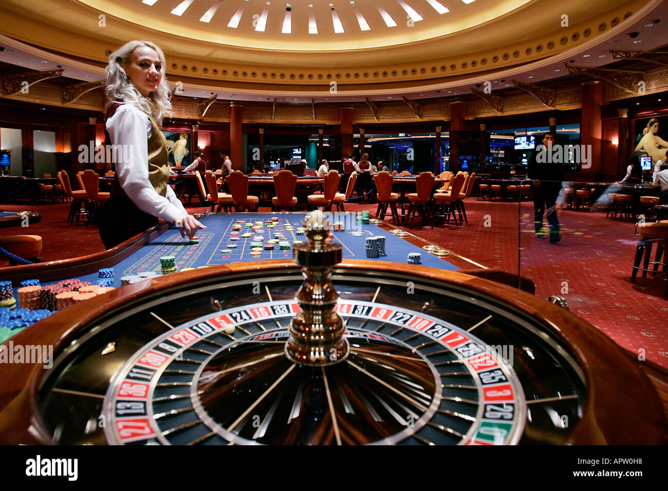 Maison de jeu roulette casino gambling casinos club jouet engagent la dépendance de la roue de l'argent facile livre dollar ball Pari pari Banque D'Images