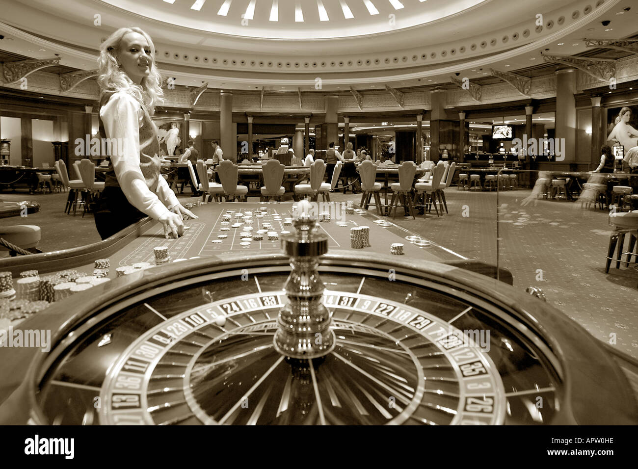 Maison de jeu roulette casino gambling casinos club jouet engagent la dépendance de la roue de l'argent facile livre dollar ball Pari pari Banque D'Images