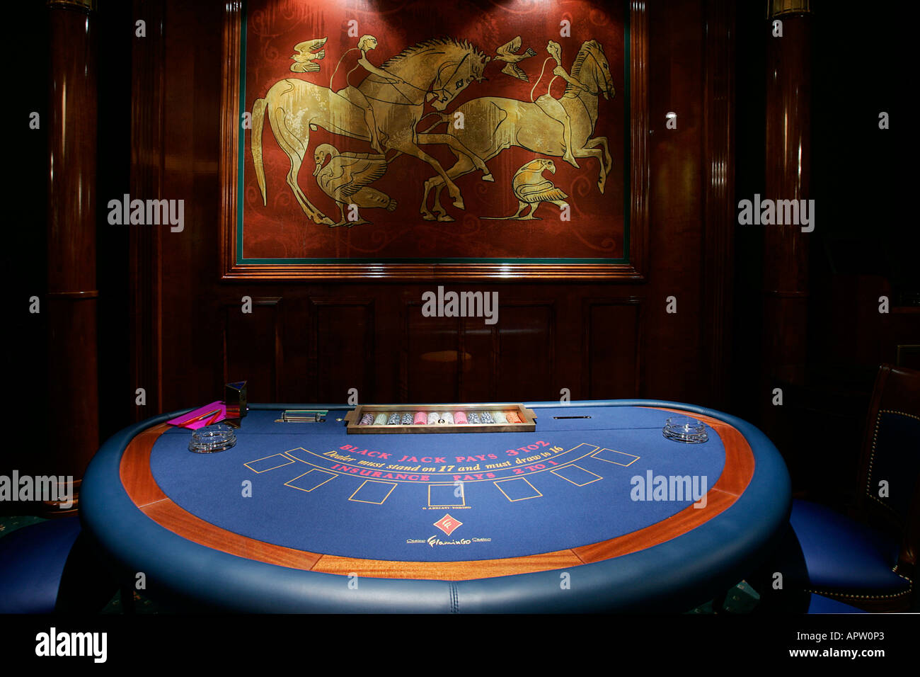 Gros plan d'une table de Blackjack gagner cartes à jouer avec des jetons de roulette casino maison de jeu jouet jeu Banque D'Images