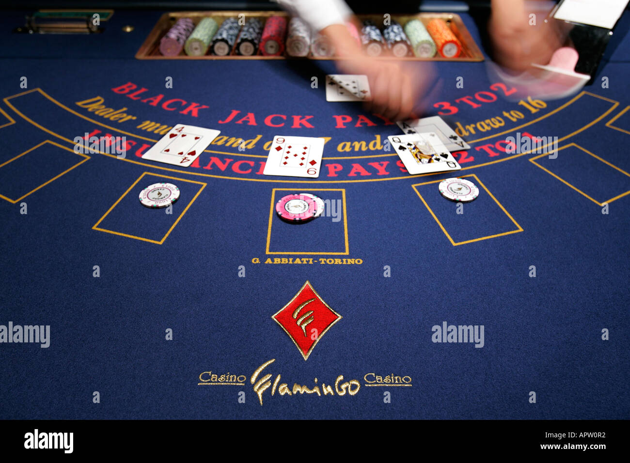 Gros plan d'une table de Blackjack gagner cartes à jouer avec des jetons de roulette casino maison de jeu jouet jeu Banque D'Images