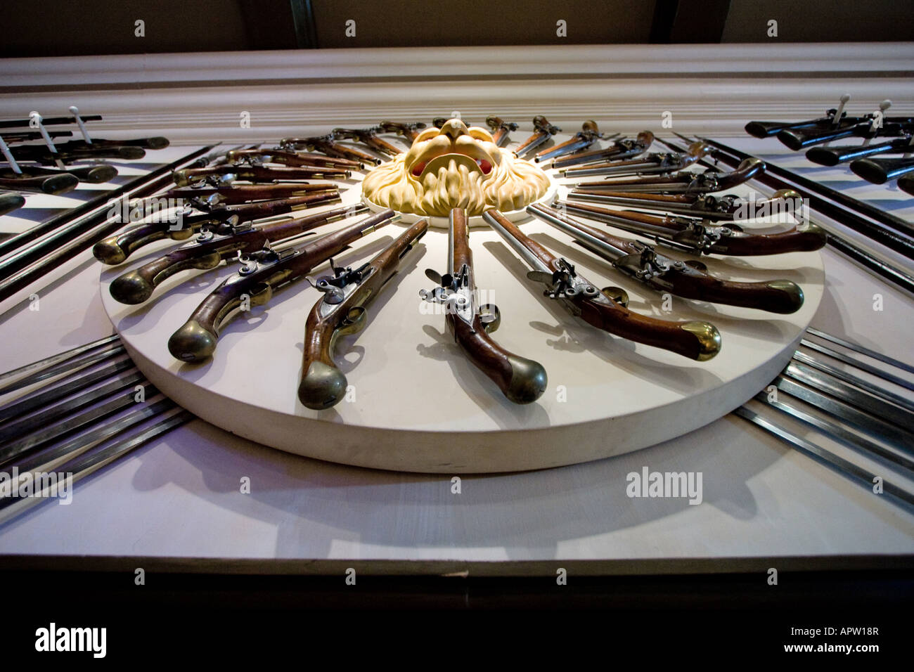 Pistolets et carabines sur l'affichage au Royal Armories dans la Tour Blanche à la Tour de Londres à London UK Banque D'Images