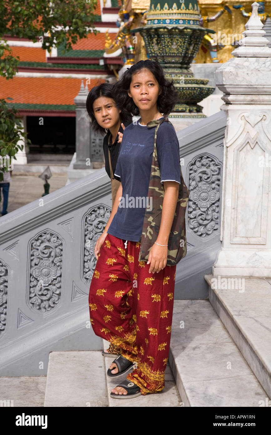 Les touristes thaïlandais portant des pantalons bouffants prêté (couvrir  les jambes) descendre des marches au Wat Phra Kaew, dans le Grand Palace,  Bangkok, Thaïlande Photo Stock - Alamy