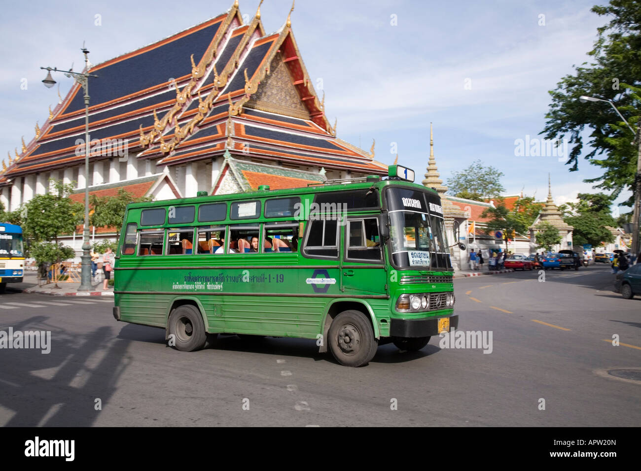 Les nouveaux bus de Thanon Chetuphon, à l'extérieur de Wat Pho (Wat Phra Chetuphon), Bangkok, Thaïlande. Banque D'Images