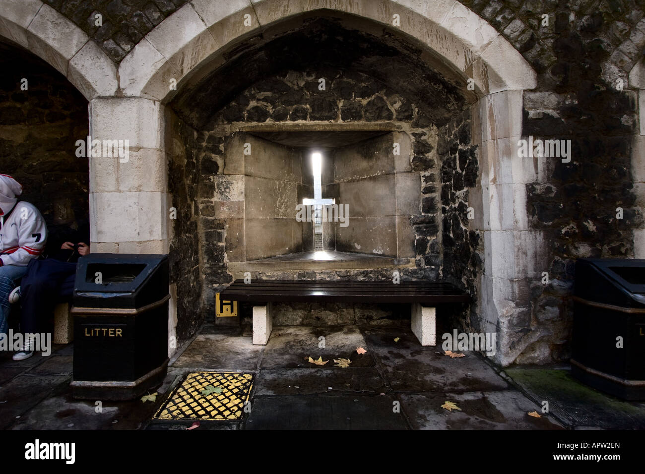 La lumière brille à travers un cross cut en maçonnerie à la Tour de Londres à London UK Banque D'Images