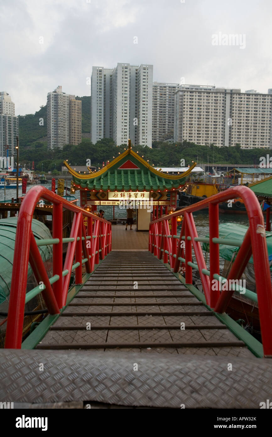 Hong Kong, Chine ; rampe pour bateau navette restaurant Jumbo à Aberdeen Harbour Banque D'Images