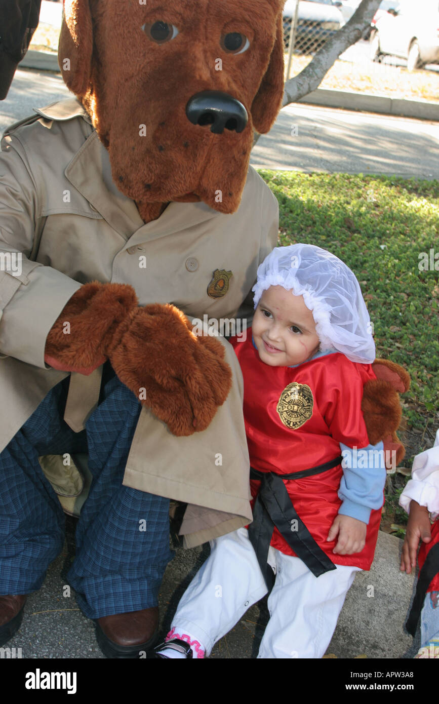 Miami Floride, fête annuelle des fêtes de Pâques, l'ordre fraternel de la police l'enfant de charité, les enfants, McGruff crime chien, meilleur ami de l'homme, FL121404080 Banque D'Images