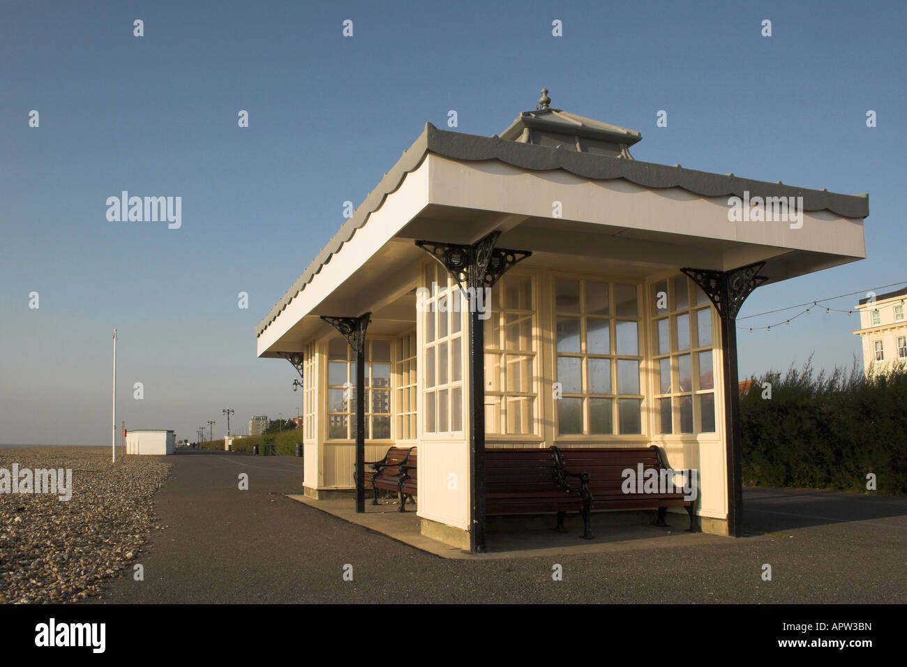 Un abri sur front de mer, promenade Worthing West Sussex. Banque D'Images
