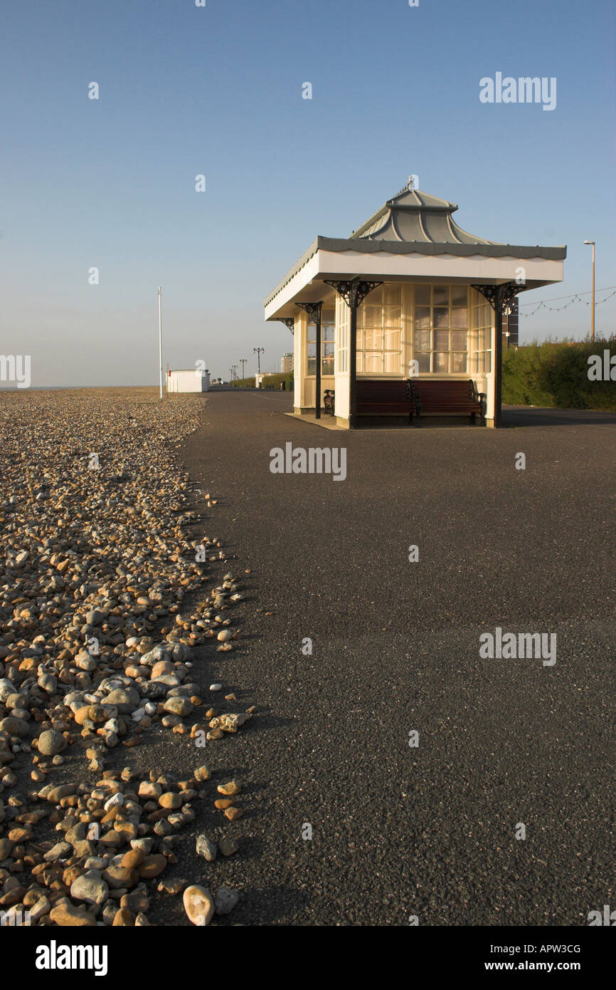 Un abri sur front de mer, promenade Worthing West Sussex. Banque D'Images