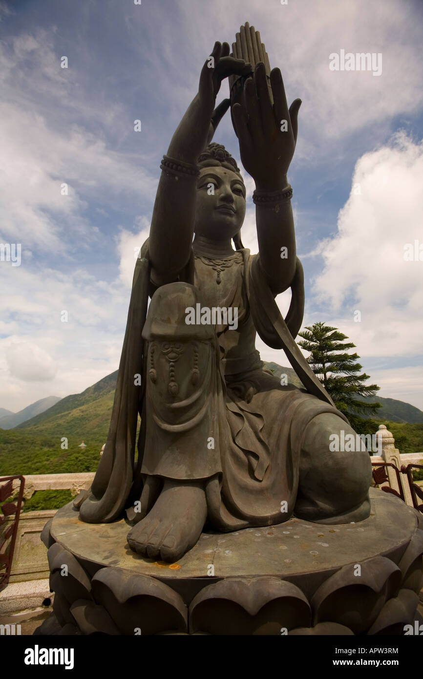 L'île de Lantau à Hong Kong Chine petites statues de bronze entourant Tian Tan Buddha Banque D'Images