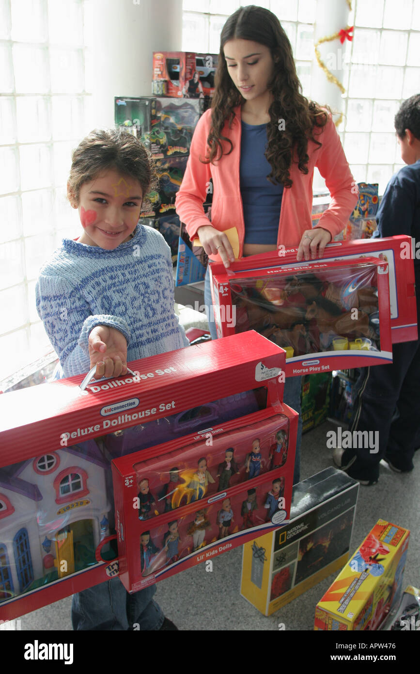 Miami Beach Florida,police, police Department Holiday toy giveaway,Hispanic Sœurs,Choose Toys,FL122004041 Banque D'Images