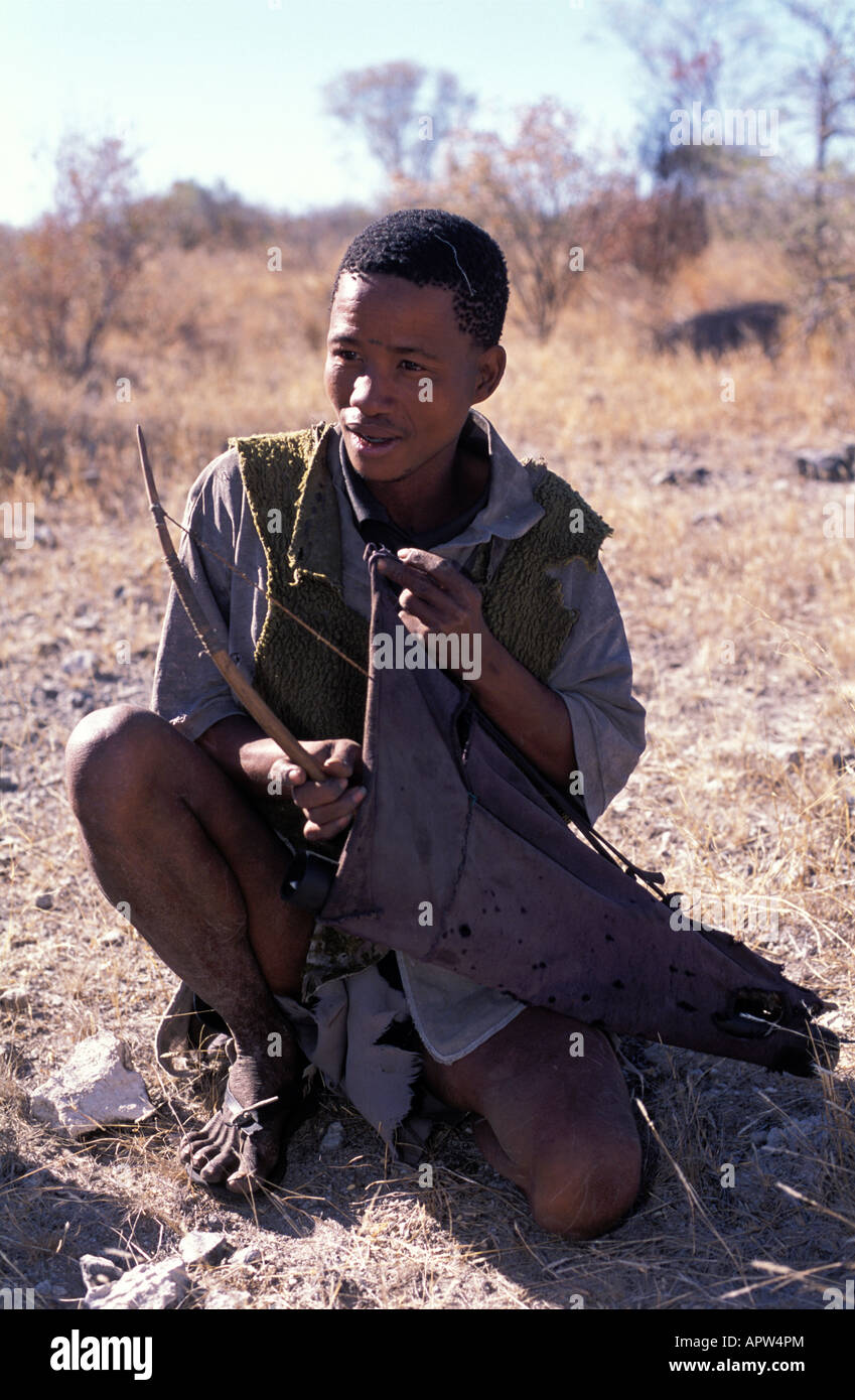 Chasseur Bushman se prépare avant de partir pour chasser la Namibie Banque D'Images