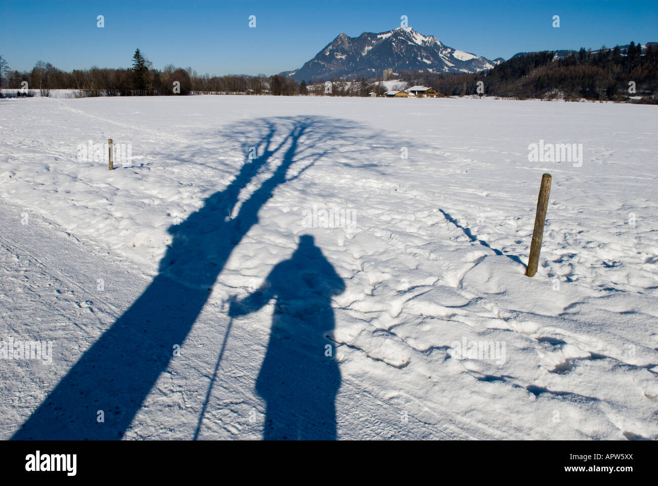 Les ombres dans paysage hivernal et Gruenten Altstaedten entre montagne, et l'Allemagne Bavière Oberallgaeu Fischen Banque D'Images