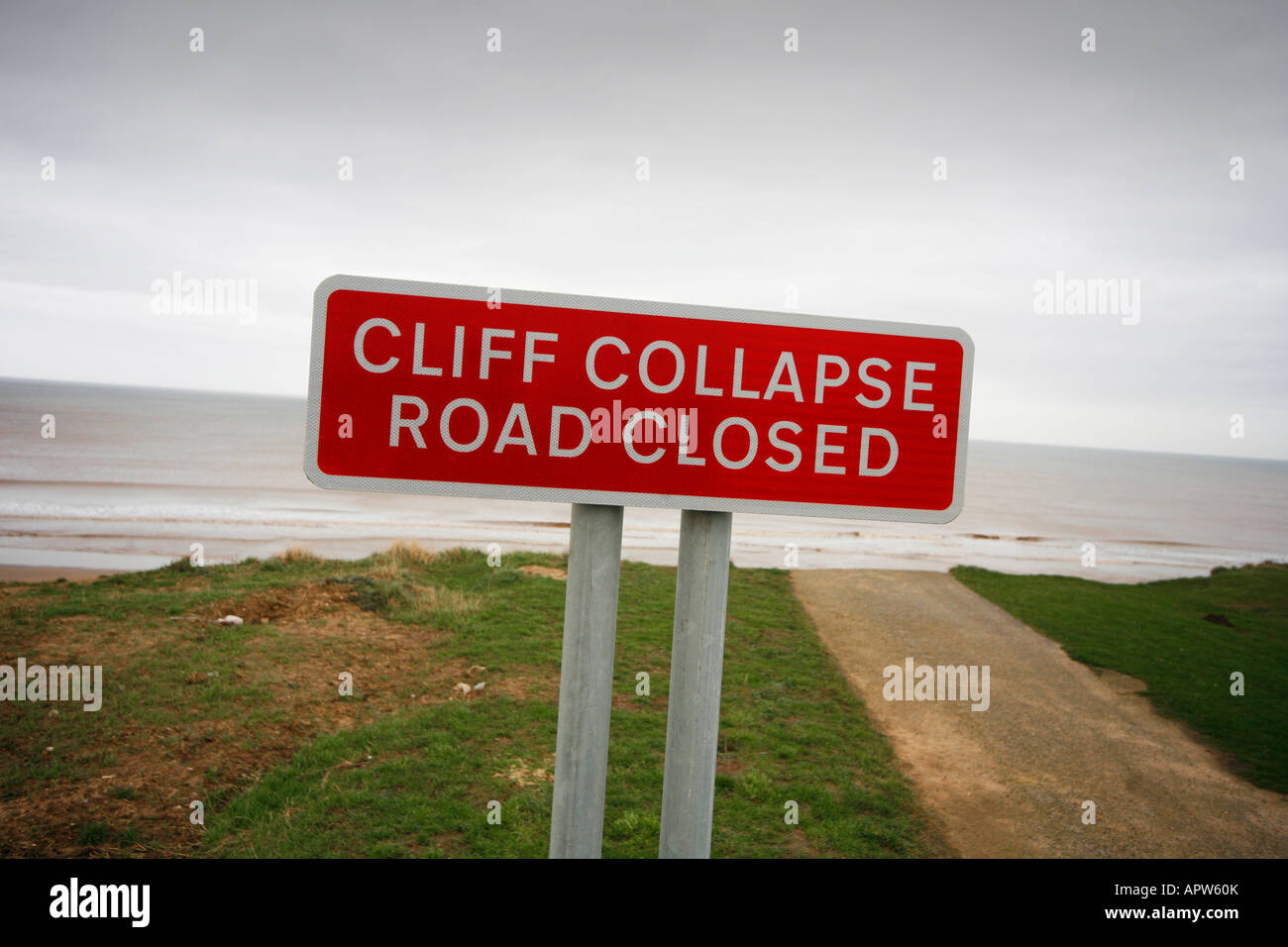 Avertissement signe de fermeture de route de Falaise en raison de l'effondrement de falaise à Atwick entre Hornsea et Bridlington, Yorkshire, Angleterre Banque D'Images